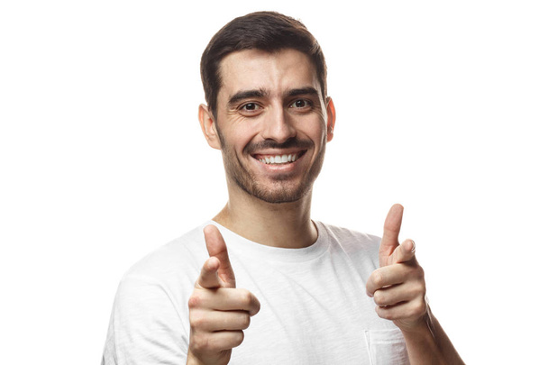 Hallo Sie! junger Mann zeigt mit isolierten Fingern auf weißem Hintergrund auf Kamera - Foto, Bild