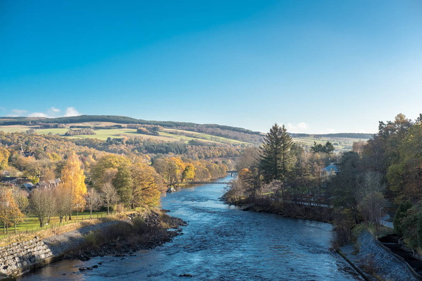 Живописный вид на реку Фемел, плотину Питлохри в составе Перта и Кинросса. Шотландия, Соединенное Королевство
 - Фото, изображение