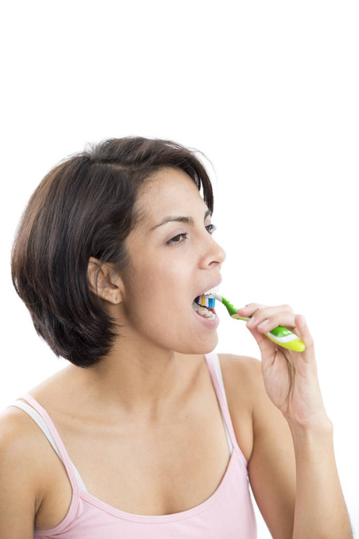 Mujer atractiva cepillándose los dientes
 - Foto, imagen