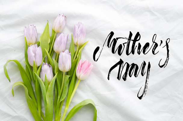 Dzień matki kwiaty koncepcja w łóżku. Wiosenne kwiatów tulipanów jako wakacje pocztówka projekt. Literowanie - Zdjęcie, obraz