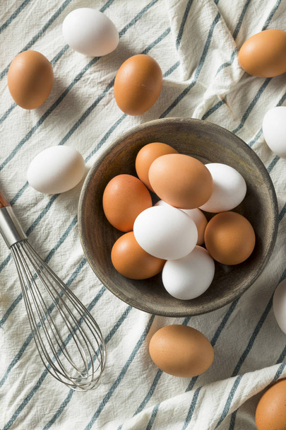 Cage Free Organic White and Brown Eggs - Foto, afbeelding