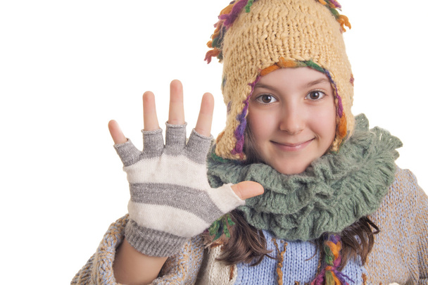 όμορφη νεαρή κοπέλα με ζεστό χειμώνα ρούχα δείχνει πέντε - Φωτογραφία, εικόνα