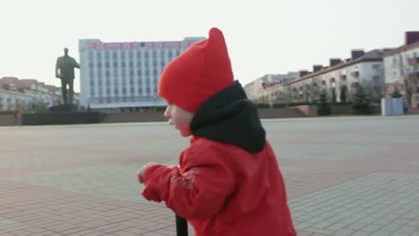joyeux petit garçon chevauchant un scooter
 - Séquence, vidéo