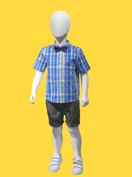 Kind etalagepop gekleed in casual kleding. - Foto, afbeelding