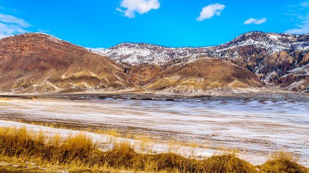 Зимовий пейзаж в пустелі Полу долини річки Томпсон уздовж шосе транс Канади між Kamloops та Cache крик в центральній провінції Британська Колумбія, Канада - Фото, зображення
