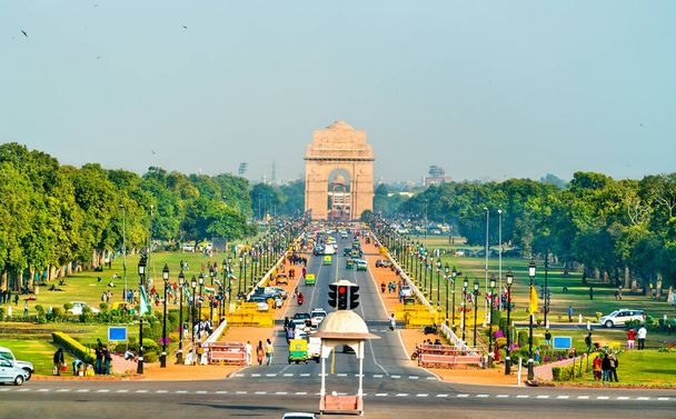 Vista del bulevar ceremonial Rajpath desde el edificio Secretariat hacia la Puerta de la India. Nueva Delhi
 - Foto, Imagen