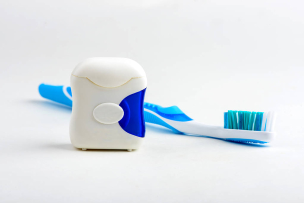 cepillo de dientes sobre fondo blanco. hilo dental. Cepillo de dientes
 - Foto, Imagen