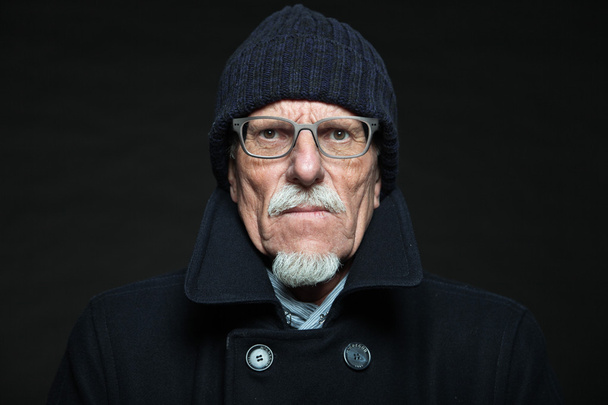 Stüdyo portre active senior iyi giyinmiş emekli adam. - Fotoğraf, Görsel