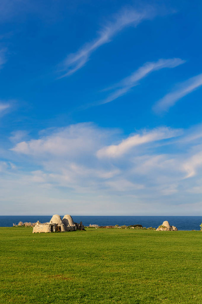 Стародавні Труллі, сільській місцевості, море і хмари в регіоні Апулія - Фото, зображення