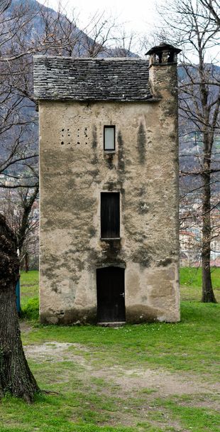vecchia casa alta e stretta nella città di Bellinzona
 - Foto, immagini