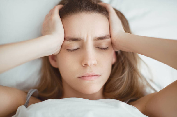 Vrouw met hoofdpijn, stress en pijn, zorg - Foto, afbeelding