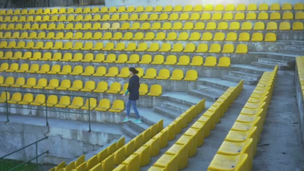 A menina deixa o pódio do estádio, 4k
 - Filmagem, Vídeo