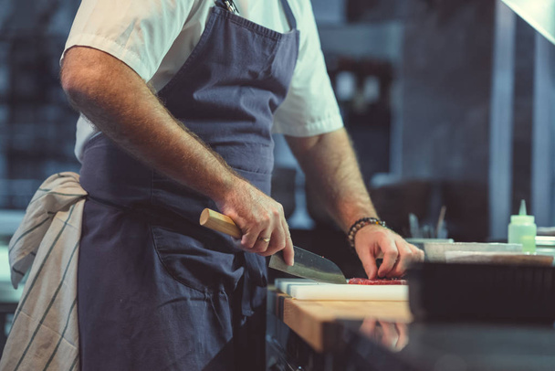 Dolgozó ember a konyhában - Fotó, kép