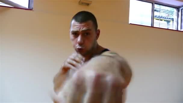 Erős fiatal bokszoló csinál gyakorlatok az edzőteremben. - Felvétel, videó