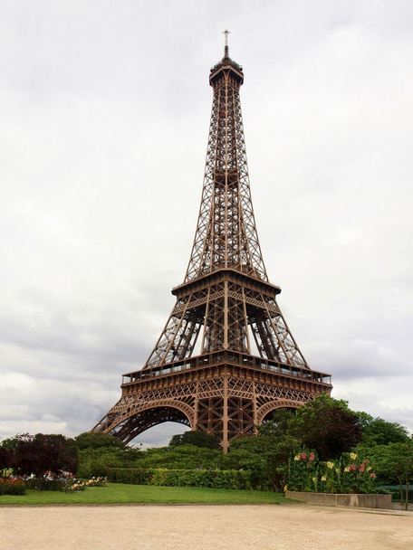 Torre Eiffel en París Francia durante el día de verano
 - Foto, Imagen