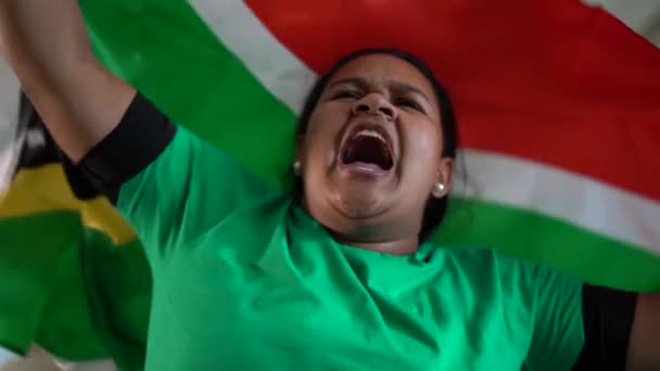 Mujer sudafricana celebrando con bandera nacional
 - Imágenes, Vídeo