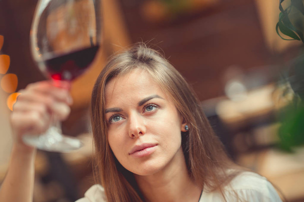 Дегустация вина в кафе
 - Фото, изображение