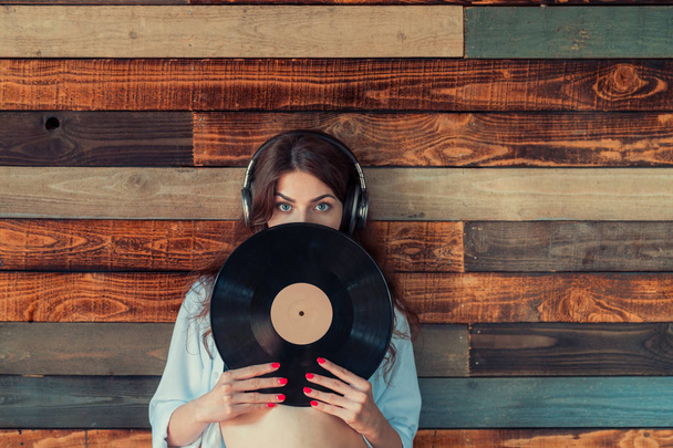 Woman with a phonograph record - Foto, Bild