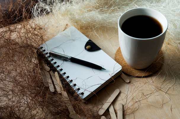 Cuaderno espiral rústico y taza de café
 - Foto, imagen