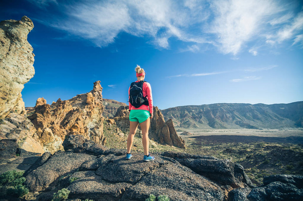 Женщина турист достиг вершины горы, турист приключения
 - Фото, изображение