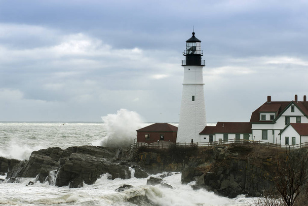 Katastrofie fale obok Najstarsza latarnia morska w Maine - Zdjęcie, obraz
