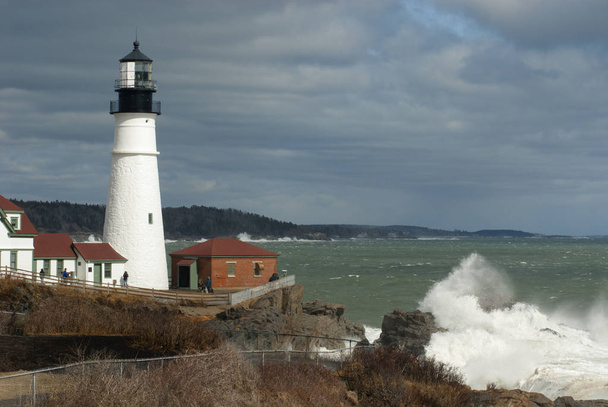 Enorme golven breken door verlichte Portland Head Lighthouse te ondernemen in Main - Foto, afbeelding