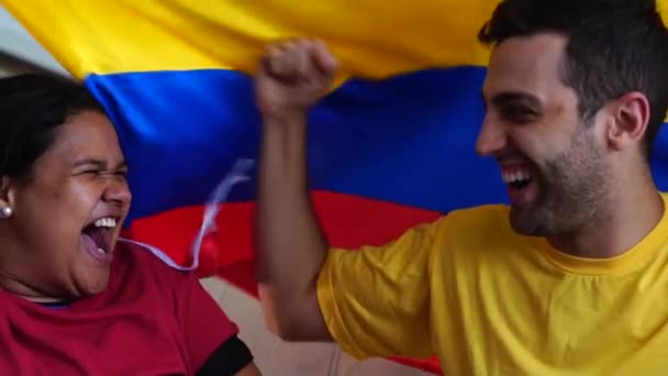 Amigos colombianos comemorando com bandeira nacional
 - Filmagem, Vídeo