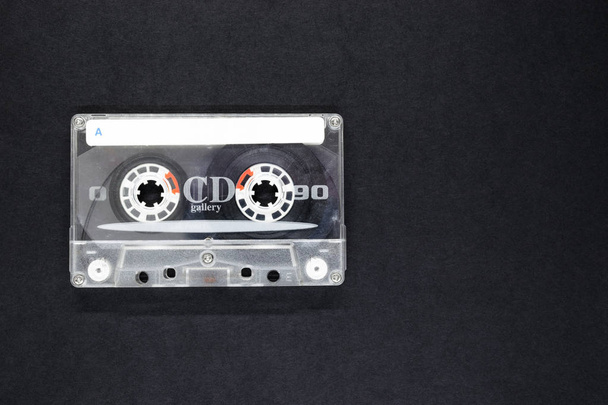 Cassetta musicale vecchia e polverosa su sfondo nero Superficie con spazio libero
 - Foto, immagini