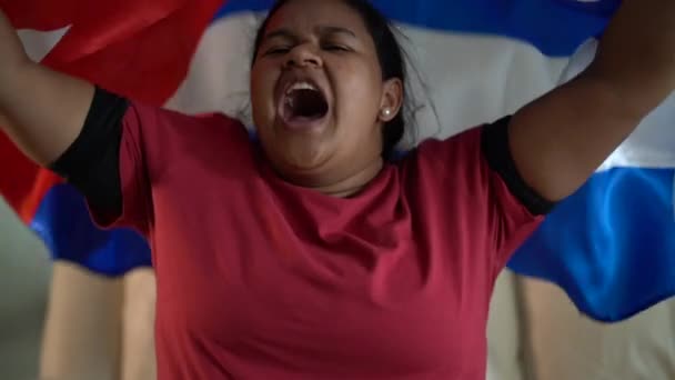 Кубинская женщина празднует с государственным флагом
 - Кадры, видео