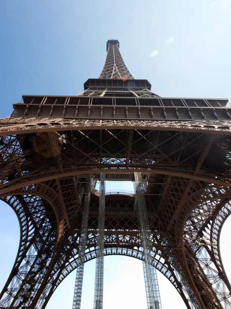 Эйфелева башня рядом. Париж, Франция
 - Фото, изображение