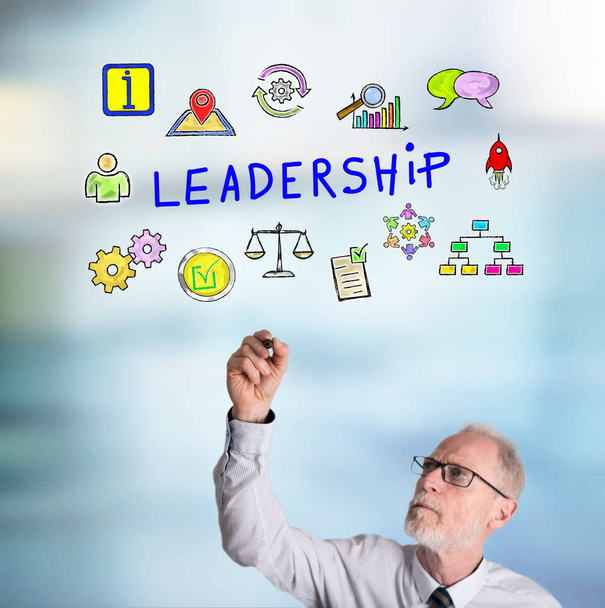 Empresario dibujando concepto de liderazgo
 - Foto, Imagen