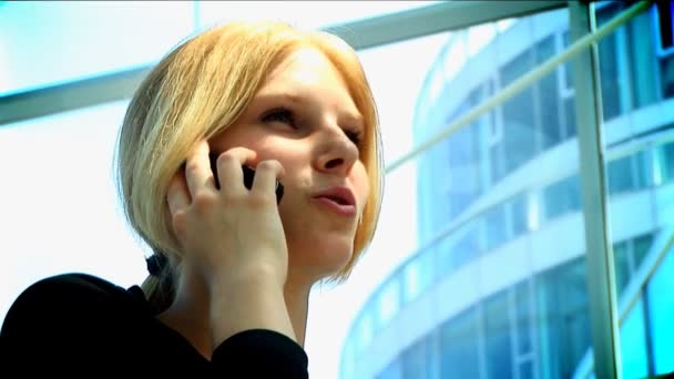 atrakcyjny blond kobieta pracy z technologii - Materiał filmowy, wideo