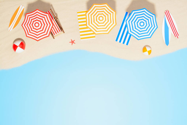 Vista aérea do resort de praia com espaço de cópia. Acessórios para férias de verão na areia
 - Foto, Imagem