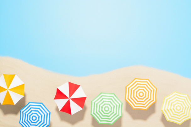 Vue aérienne de la station balnéaire avec espace de copie. Le concept des vacances d'été. Parapluies multicolores sur le sable
 - Photo, image