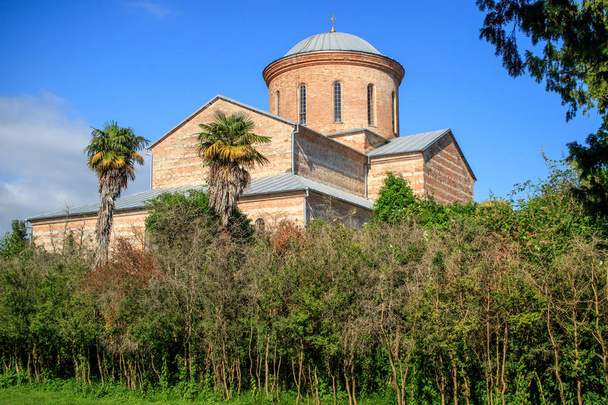 de oude kerk van de 4e eeuw op de achtergrond van blauwe hemel in pizunda - Foto, afbeelding