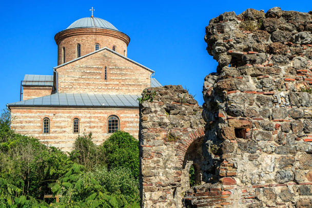 staré zdi a staré katedrály 4. století proti obloze - Fotografie, Obrázek