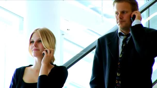 biznesmen i kobieta rozmawianie przez telefon komórkowy - Materiał filmowy, wideo