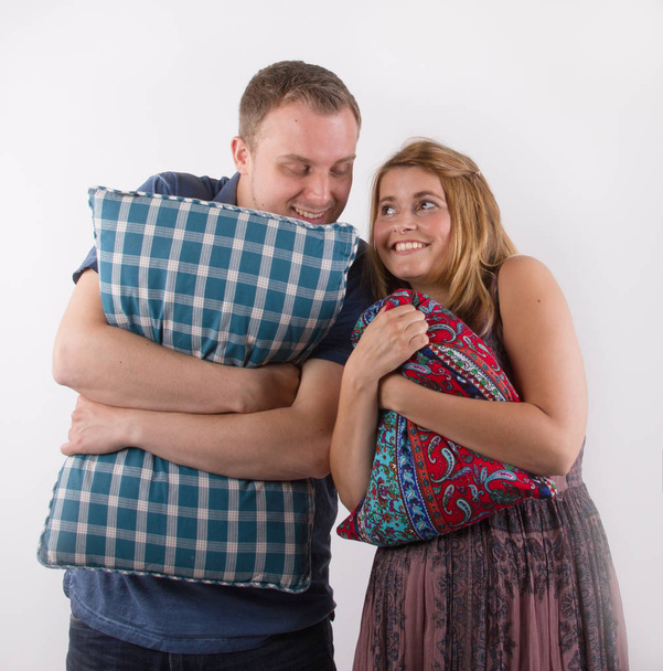 Счастливая молодая пара с подушками. Концепция отношений
 - Фото, изображение