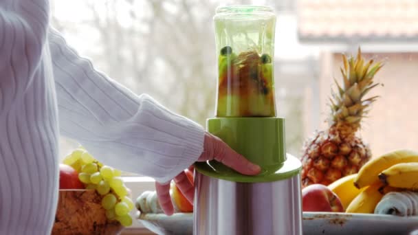 Vejetaryen yiyecekler: taze sağlıklı meyve ve çilek smoothie blender ile yapma - Video, Çekim