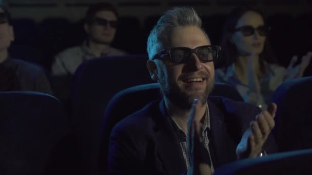 uomo al cinema a guardare un film, gioire e applaudire
 - Filmati, video