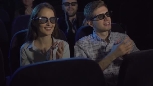 Οι άνθρωποι, ένας τύπος με ένα κορίτσι βλέποντας μια ταινία στο σινεμά, να χαίρονται και να χειροκροτήσουν - Πλάνα, βίντεο