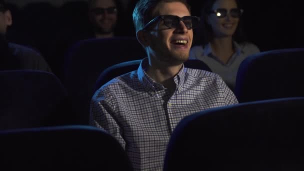 homem no cinema assistindo a um filme, alegrar e aplaudir
 - Filmagem, Vídeo