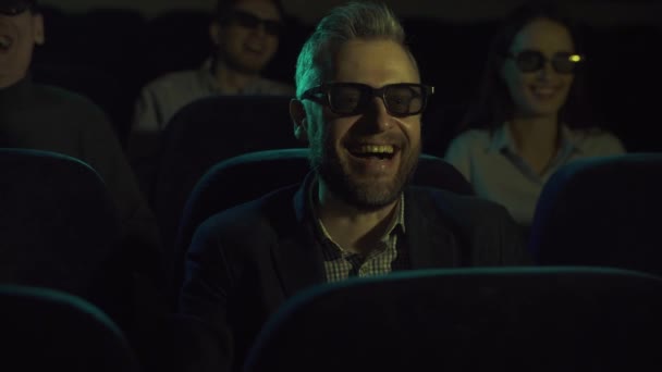 uomo al cinema a guardare un film, gioire e applaudire
 - Filmati, video