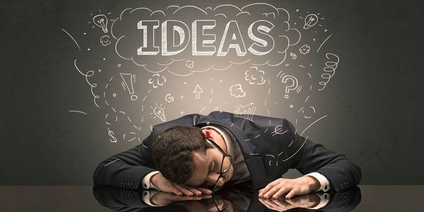 ビジネスマンは、アイデア、睡眠と疲れの概念と彼の職場で眠ってください。 - 写真・画像