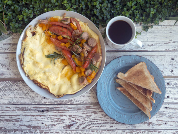 Omlet sebze ve sosis ahşap arka plan üzerinde. Kahvaltı. - Fotoğraf, Görsel