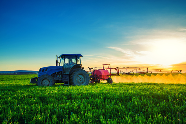Сельскохозяйственное тракторное вспахивание и распыление на поле - Фото, изображение