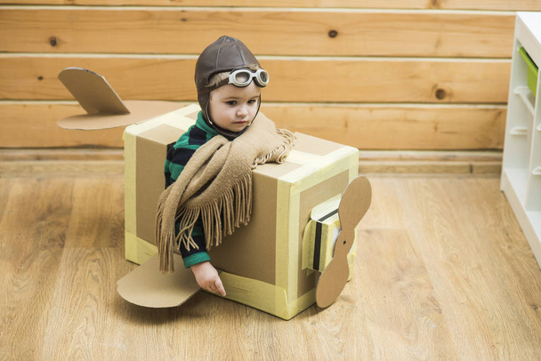 Kis gyermek játék repülőgép pilóta - Fotó, kép