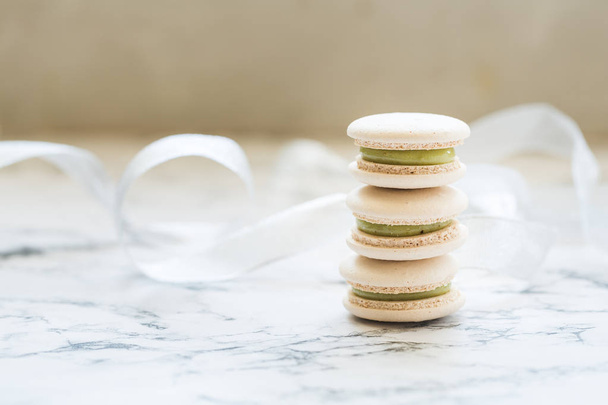 pastry macaroons on marble background - Foto, Imagem