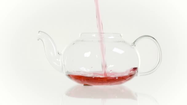 Chá de ervas fresco em um bule de vidro e uma xícara, chá rosa
. - Filmagem, Vídeo