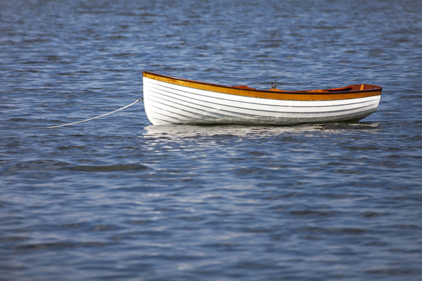 水の中の古典的な木製手漕ぎボート. - 写真・画像